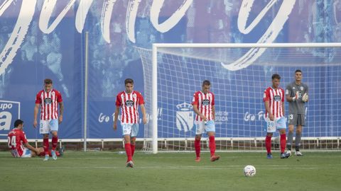 Los jugadores del Lugo, abatidos tras el primer gol del Fuenlabrada