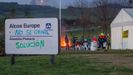 Trabajadores de Alcoa durante la asamblea celebrada en Avils donde los representantes de los empleados de la planta asturiana y de la A Corua