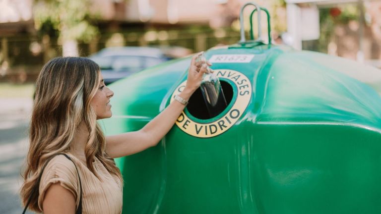 Una mujer reciclando vídeo