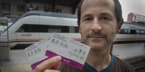 Alberto viajar el viernes a Vigo en el tren actual y volver el domingo en uno de alta velocidad. 