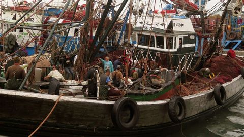 Un barco pesquero marroqu en el puerto de Dajla