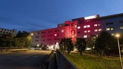 El edificio central del Complexo Hospitalario Universitario A Coruña (Chuac), iluminado de rojo por el Día Mundial de la Insuficiencia Cardíaca