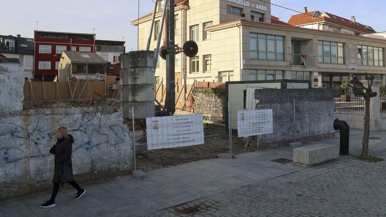 El solar se encuentra en las inmediaciones del consistorio local, junto al paseo marítimo