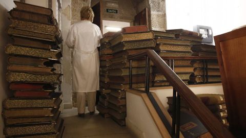 MARZO. El Archivo Provincial espera su traslado con  documentos almacenados en la escalera por falta de espacio