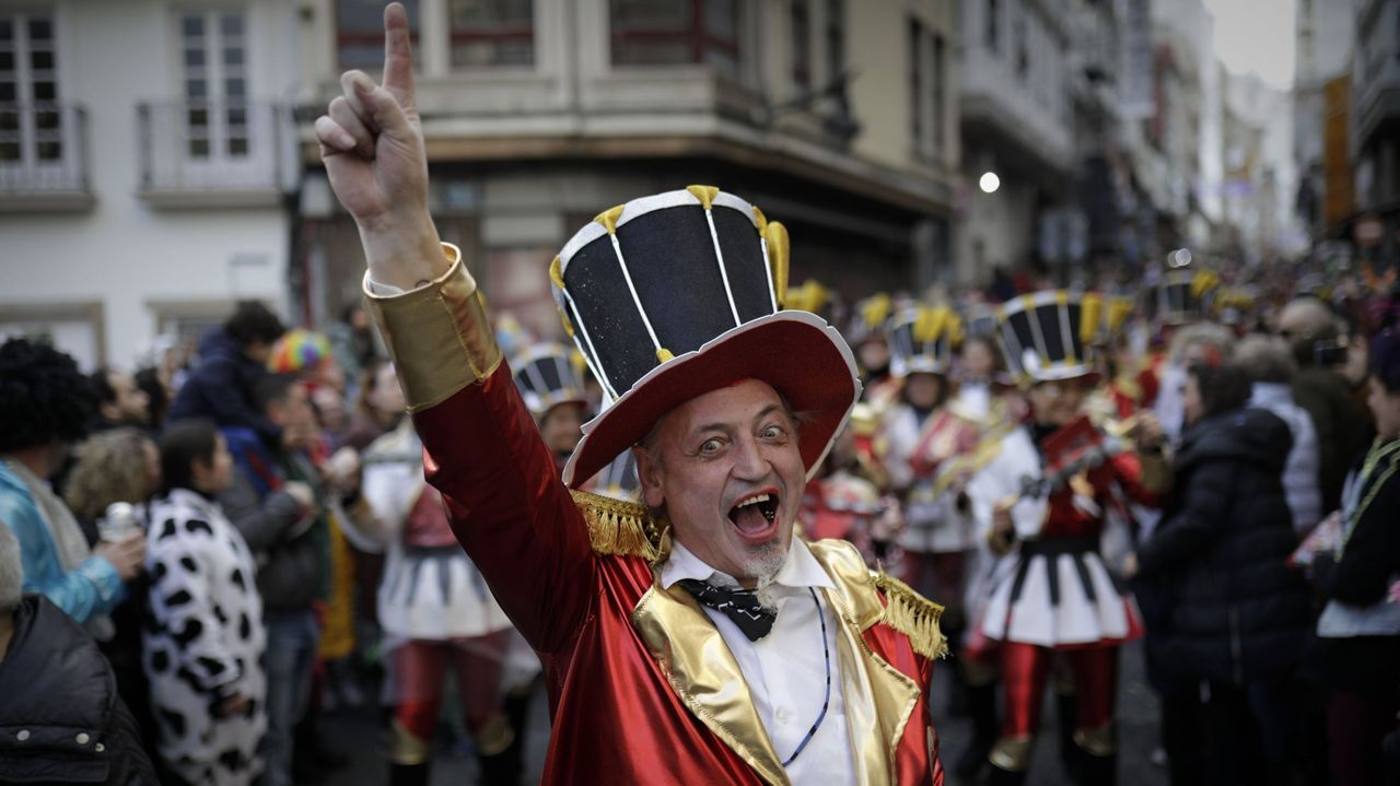 Ourense respira entroido.El empresario Edelmiro Justo (izquierda), que levantar el complejo turstico, junto a la comitiva poltica que se desplaz a Lusquios, con Alfonso Rueda y Miguel Anxo Fernndez Lores entre los presentes. 