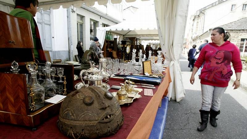 La capilla del Marqu�s acogi� la presentaci�n de una revista sobre la cofrad�a del Santo Entierro y de la Soledad de Sarria