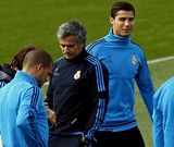 Jos Mourinho y Cristiano Ronaldo, durante un entrenamiento. <span lang= es-es >reuters</span>