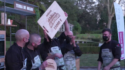 O equipo da Terra de Melide, coa táboa de cortar valorada en 15.000 euros que os acredita como gañadores da competición gastronómica da Televisión de Galicia