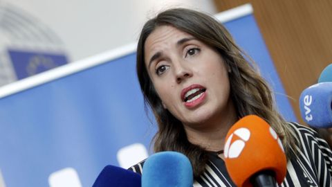 La ministra de Igualdad en funciones, Irene Montero, atendiendo a la prensa tras la presentación de las prioridades de España en su turno de presidencia del Consejo de la Unión Europea.
