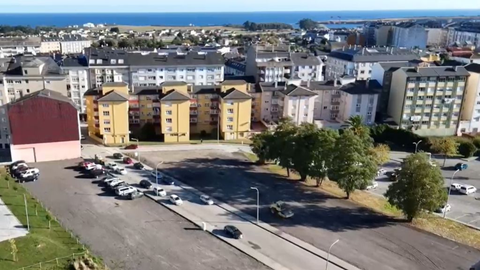 Aparcamiento en la calle Daniel Cortez�n, que el Concello ha mejorado con una capa de zahorra de aglomerado