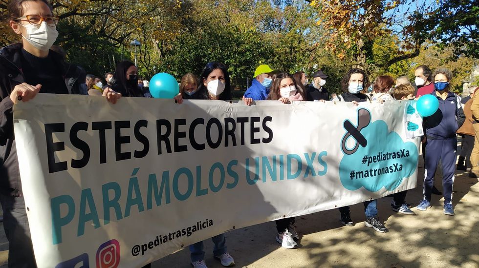 De montaa en montaa.El empresario Edelmiro Justo (izquierda), que levantar el complejo turstico, junto a la comitiva poltica que se desplaz a Lusquios, con Alfonso Rueda y Miguel Anxo Fernndez Lores entre los presentes. 