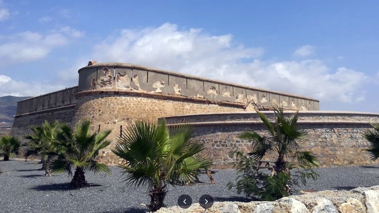 Exterior de los muros del fuerte o castillo de Carchuna (Motril, Granada) donde fueron liberados 300 presos asturianos durante la Guerra Civil