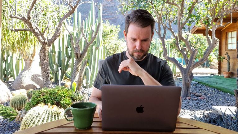 Paul Pen vuelve con El canto de los grillos: «Me sigue pareciendo raro el fenómeno viral que es ahora mi novela»