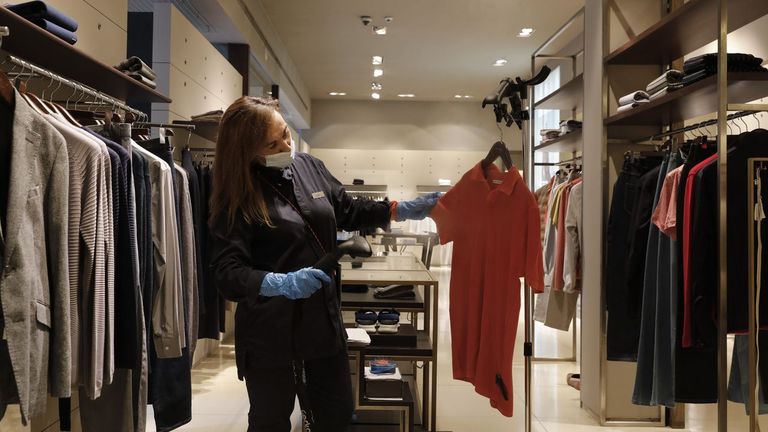 En la tienda de Adolfo Domínguez en Ourense extremaron las medidas de higiene