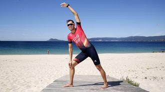 El triatleta suele hacer muchos de sus entrenamientos en la playa sonense de Coira.