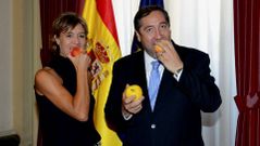La ministra de Agricultura, Alimentacin y Medio Ambiente y el consejoero cataln de Agricultura, posan juntos comiendo fruta.