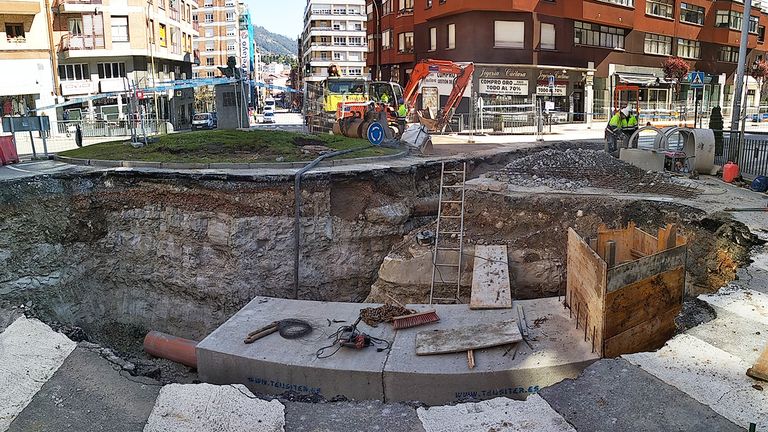 Obras del colector de la zona oeste de Oviedo, en la calle Alejandro Casona. Los desvíos de tráfico continuarán hasta el mes de mayo