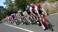 El pelotn ciclista durante la decimocuarta etapa de la 74th Vuelta a Espaa 2019, con salida en la localidad cntabra de San Vicente de la Barquera y meta en Oviedo, con un recorrido de 188 kilmetros. 