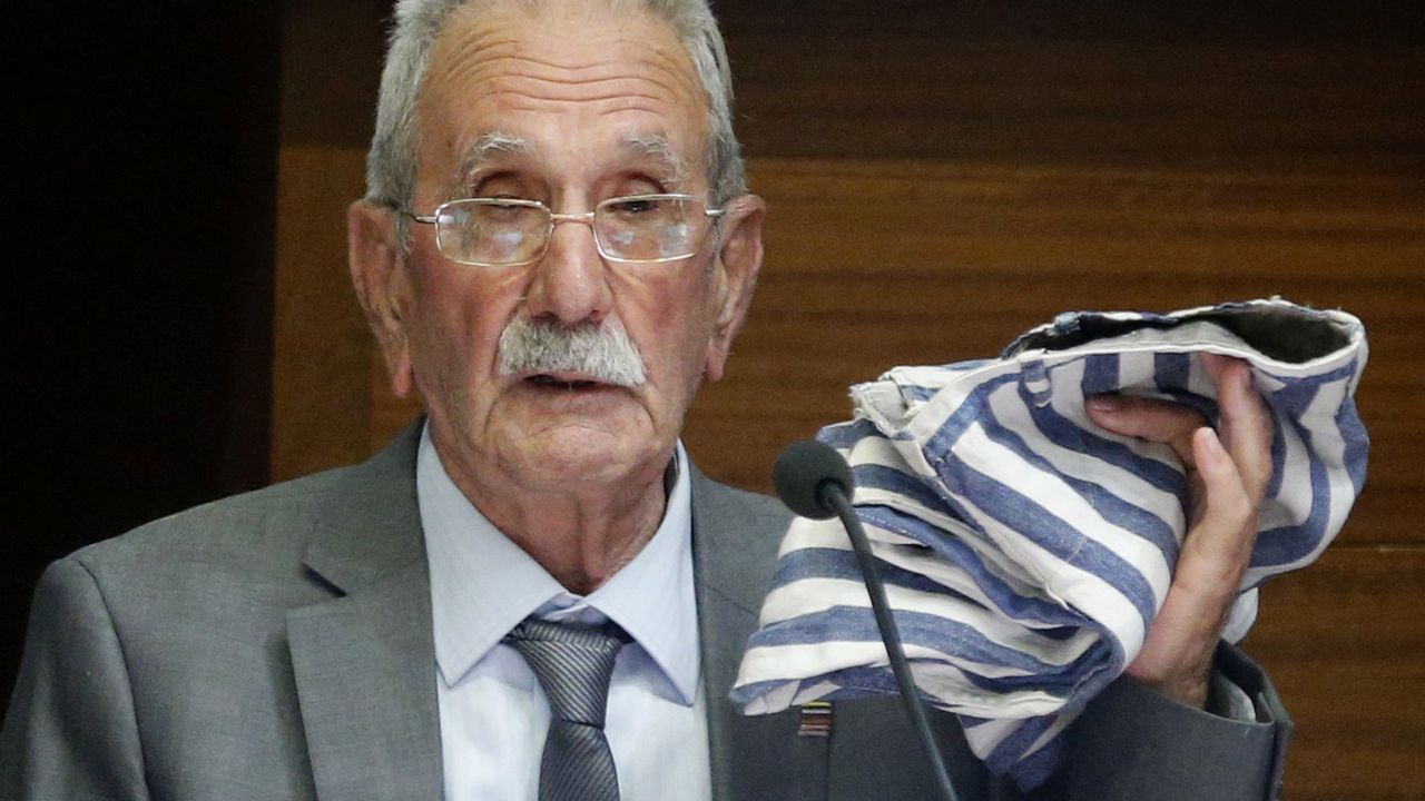 Vincent García participó en Oviedo en la presentación del ensayo ganador del Premio Máximo Fuertes Acevedo basado en su vida,  42.553: después de Buchenwald, de Xuan Santori Vázquez.El último superviviente español del campo de concentración alemán de Buchenwald, Vicente García Riestra, con el pantalón que usaba siendo prisionero de Buchenwald.