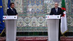 El presidente de Francia, Emmanuel Macron, junto a su homlogo de Argelia, Abdelmadjid Tebboune, este viernes, en Argel