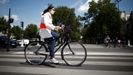 Una mujer en bicicleta y con mascarilla por París