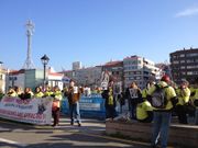 Los afectados protestan con una ristra de pan y chorizo ante los juzgados