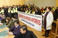 Los asistentes exhibieron una gran pancarta