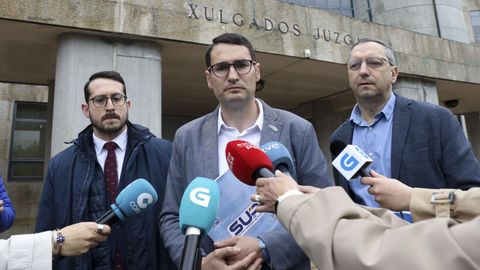 El secretario xeral del sindicato SUP en Galicia, Roberto González, en el centro, junto a Abel Lobajo, también portavoz de la organización (derecha) y el abogado que defenderá al agente agredido en el aeropuerto de Santiago