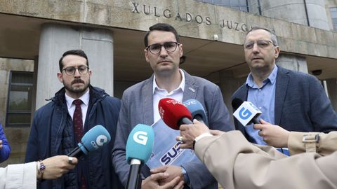 El secretario xeral del sindicato SUP en Galicia, Roberto Gonzlez, en el centro, junto a Abel Lobajo, tambin portavoz de la organizacin (derecha) y el abogado que defender al agente agredido en el aeropuerto de Santiago