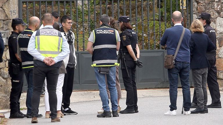 Jhul Príncipe, junto a la comitiva judicial al inicio de la reconstrucción del crimen que se llevó a cabo en Palmeira.