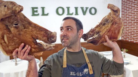 Marcos Cabanas ensea dos medias cacholas de cuatro kilos cada una, en su restaurante El Olivo (Narn)