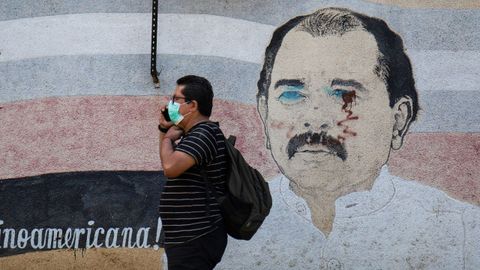 Mural con la imagen e Daniel Ortega en una calle de Managua