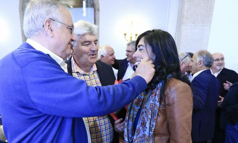 El alcalde de Baralla y Pensado, felicitando ayer a Candia, nica candidata que subi votos. 