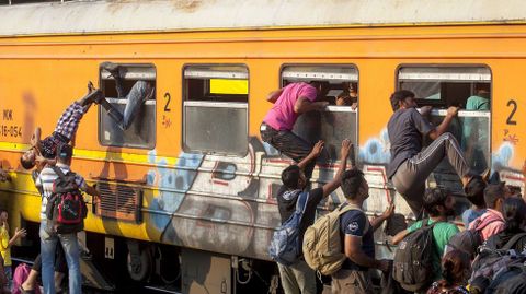 Inmigrantes intentando entrar en un tren en el que cruzaran Serbia y Macedonia para alcanzar la UE por Hungra