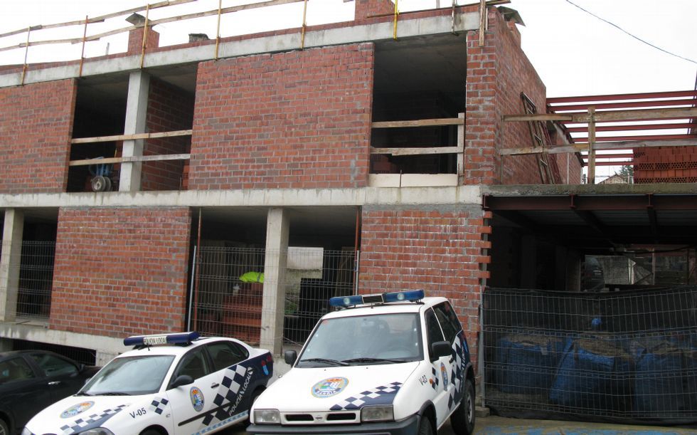 El muro que derribaron, a la izquierda, estaba enfrente del Concello, lugar en el que actualmente se est� construyendo una pensi�n. 