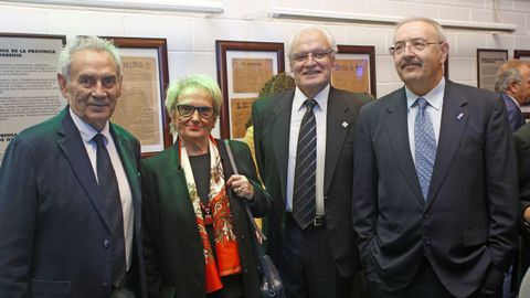 Camilo Nogueira con Carmen Colmeiro, el presidente de la Academia Galega, Víctor Freixanes y Ramón Villares, presidente del Consello da Cultura Galega 