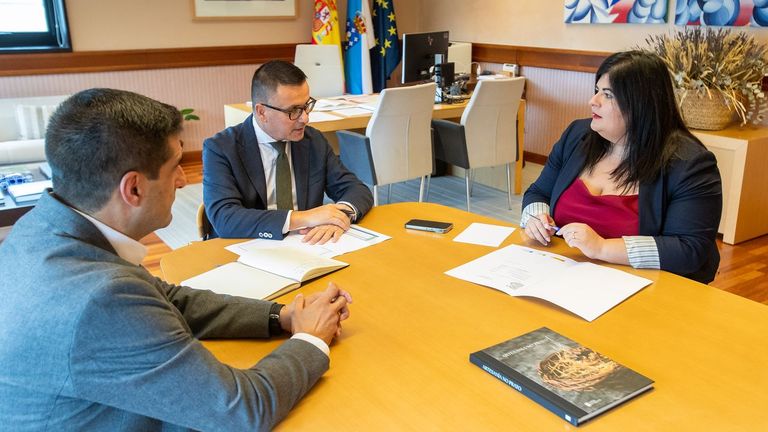 La alcaldesa de Boborás, Patricia Torres, con el conselleiro de Emprego
