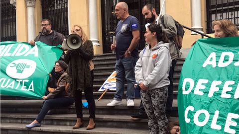 Resoonsables de SUATEA intervienen durante la concentracin de interinos docentes en Oviedo 