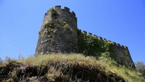 El castillo de Doiras, en Cervantes, es el único visitable, pero varios expertos advierten de los daños que sufren sus estructuras