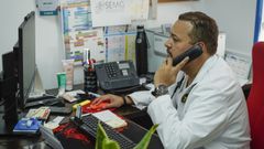 El médico Albert Foo atiende una consulta telefónica en el centro de salud de Laza