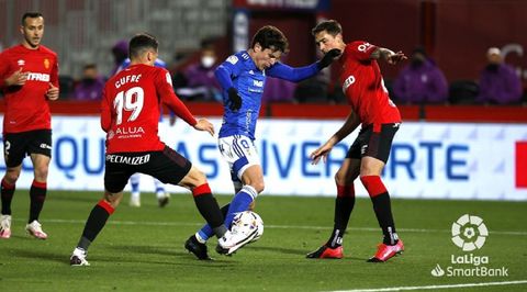 Marco Sangalli disputa un baln ante Cufr y Rallo durante el Mallorca-Oviedo