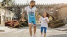 Andrés Domínguez junto a su hija Julia, en una foto realizada por un estudio de Negreira de forma altruista para colaborar con su causa
