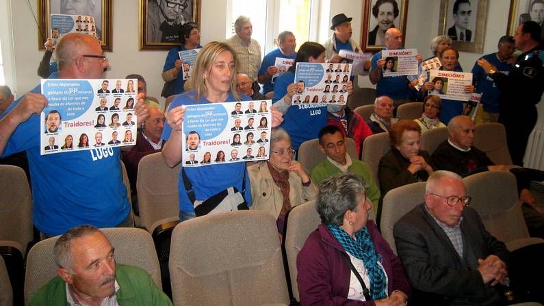 Los preferentistas se manifestaron por las calles de Sarria tras provocar la suspensi�n del pleno