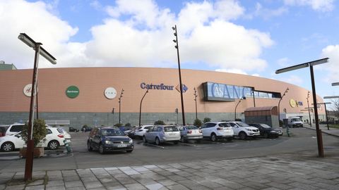 El centro comercial As Cancelas cuenta con un aparcamiento exterior y otro subterráneo.