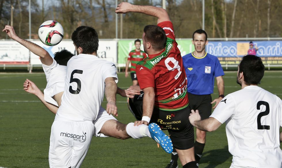 La b�squeda del joven de L�ncara, en im�genes.El delantero larach�s Miguel Taibo intenta el remate entre varios rivales. 