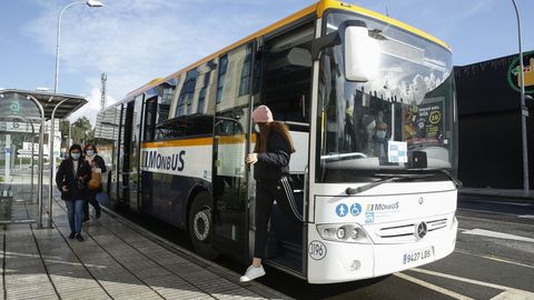 Un autobs de transporte metropolitano, ayer, en el polgono de Novo Milladoiro