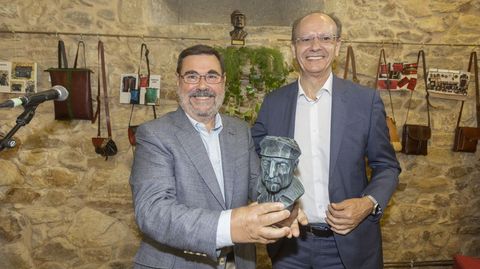Casal recibiu o seu galardón de mans de Xosé Luís Vilela, director de La Voz
