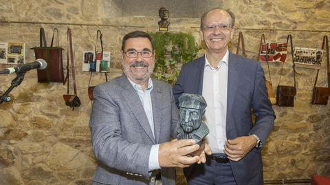 Casal recibiu o seu galardn de mans de Xos Lus Vilela, director de La Voz 