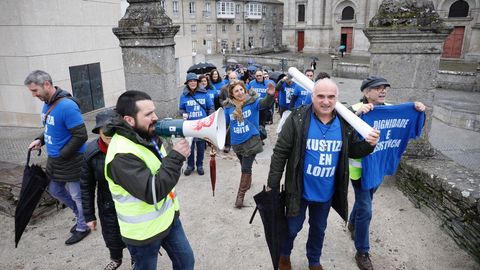 Mientras la huelga contina, los funcionarios expresaron ayer sus quejar recorriendo la muralla de Lugo
