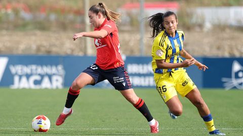 Stephannie, a la derecha, trata de robar un bal�n durante el Osasuna-Real Oviedo femenino